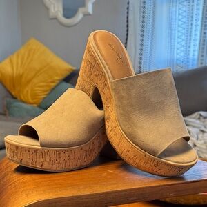 Universal Threads Tan Platform Sandals
